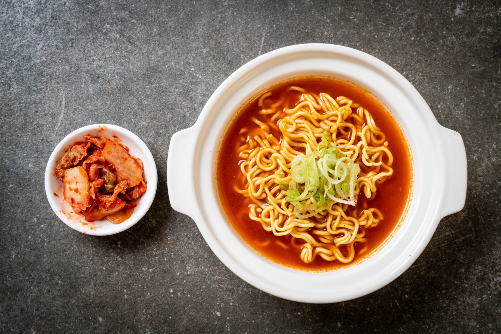 한국 식품산업의 비약적 성장: 라면과 김치 수출 신기록 달성 Image